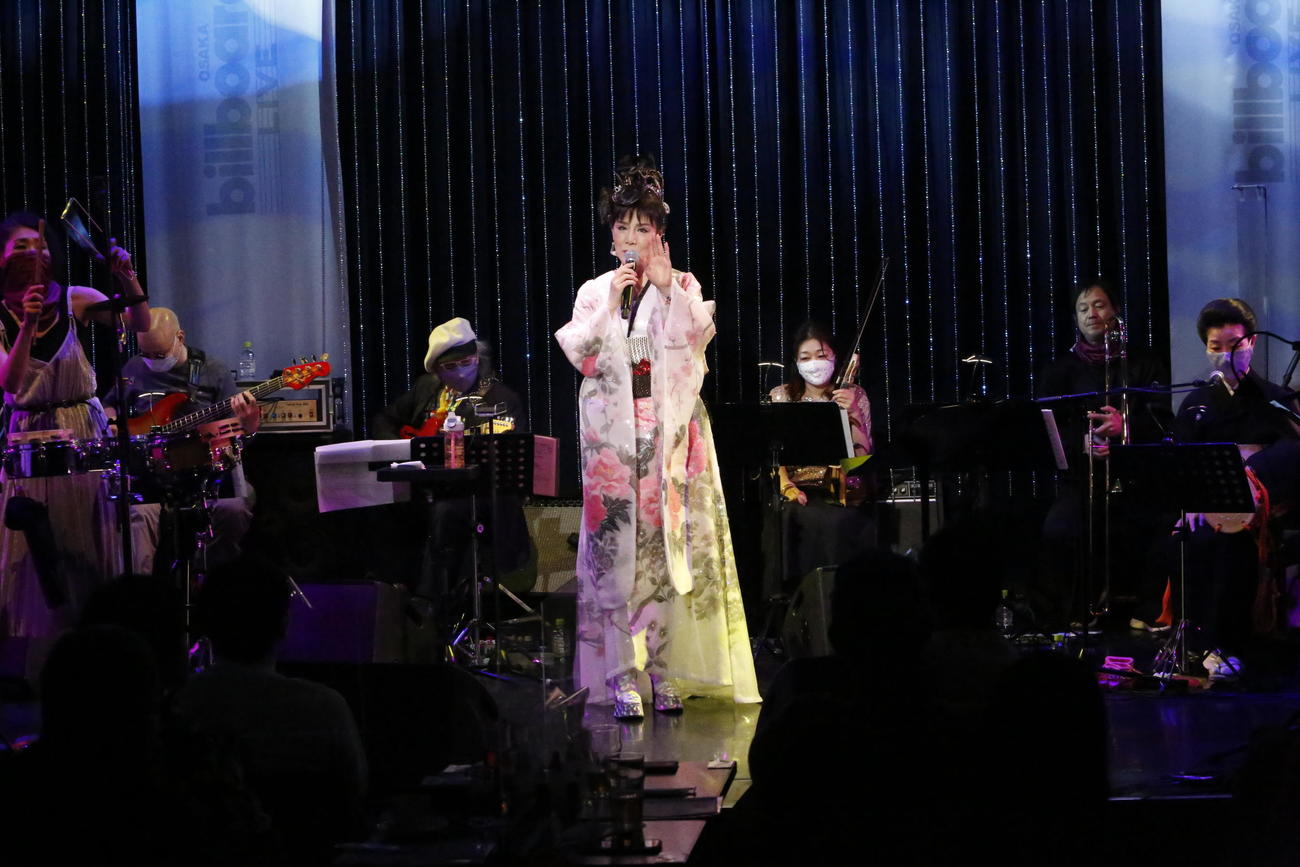 21年に行われた公演の様子（事務所提供）