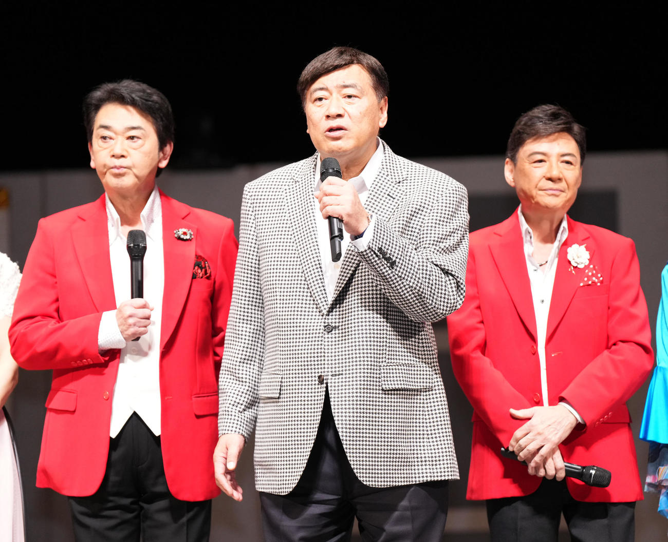 「葛城ユキさんを偲ぶ会」で心境を語る石田重廣社長。左はおりも政夫、右は江木俊夫（2022年12月撮影）