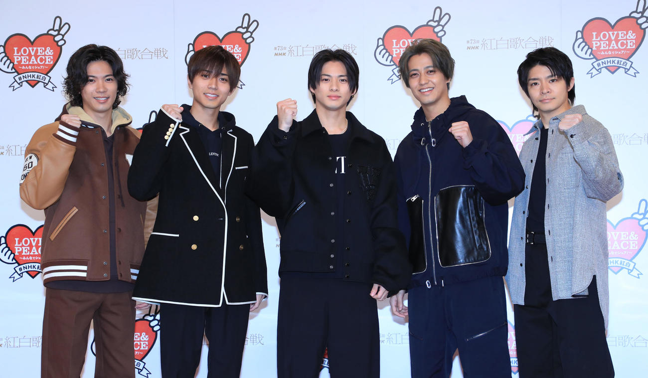 第73回NHK紅白歌合戦のリハーサルで取材に応じるKing＆Princeの、左から神宮寺勇太、高橋海人、平野紫耀、永瀬廉、岸優太（代表撮影）
