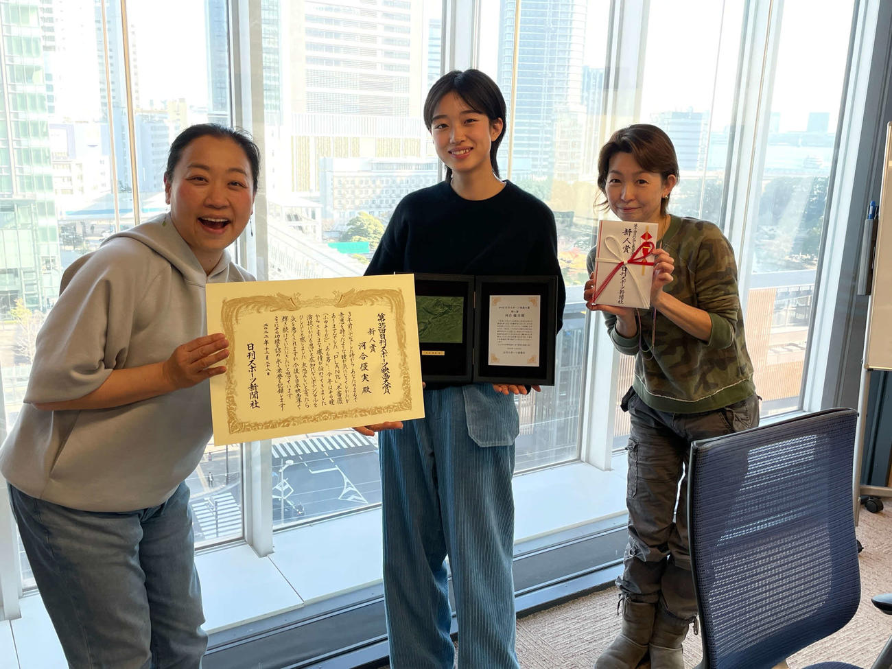 文化放送の番組に出演した河合優実（中央）はいとうあさこ、水谷加奈アナウンサーから祝福を受ける