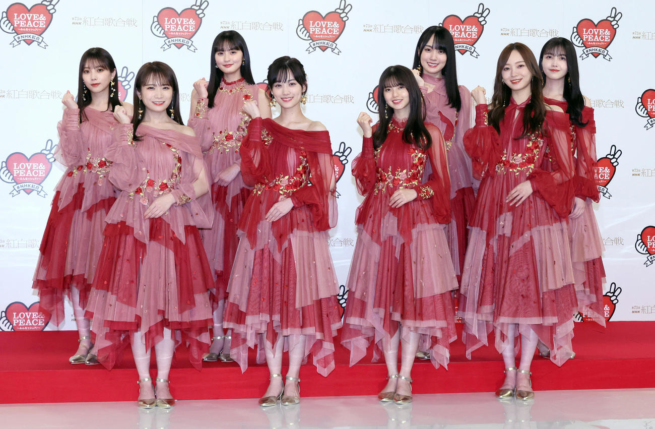 第73回NHK紅白歌合戦のリハーサルで取材に応じる乃木坂46のメンバーたち（代表撮影）