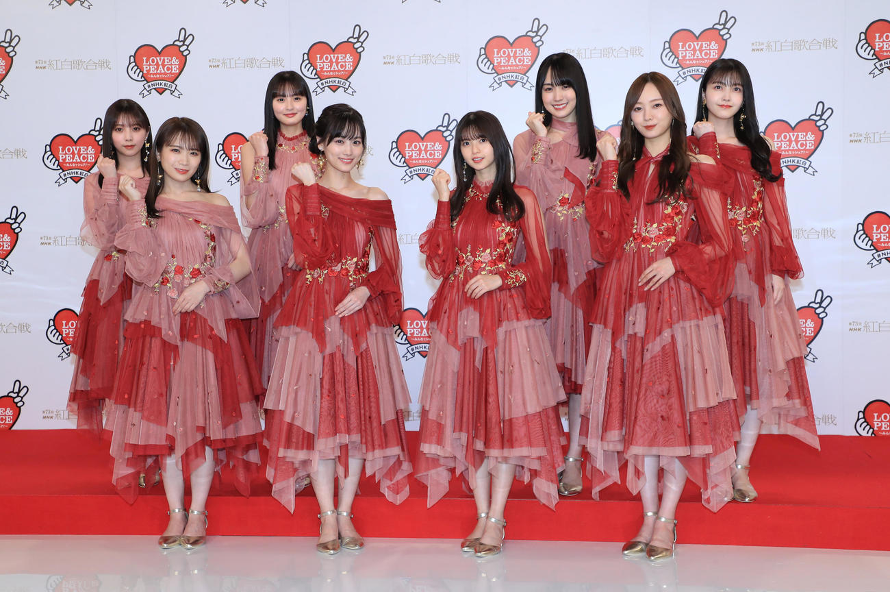 第73回NHK紅白歌合戦のリハーサルで取材に応じる乃木坂46のメンバーたち（代表撮影）