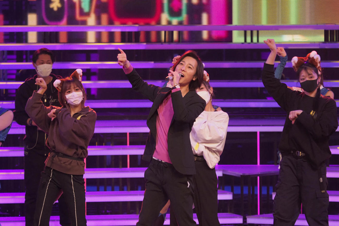 第73回NHK紅白歌合戦のリハーサルできつねダンスを披露したファイターズガールと共演する山内惠介