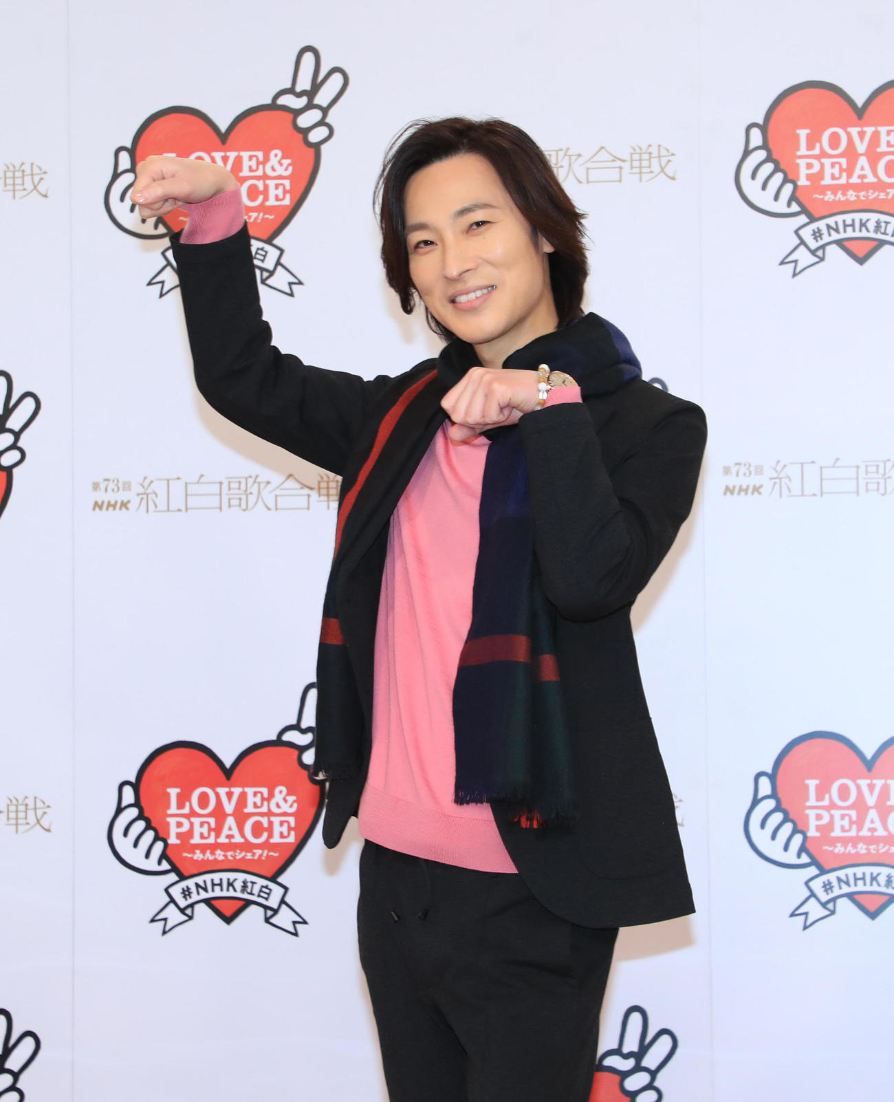 第73回NHK紅白歌合戦のリハーサルで取材に応じる山内惠介（代表撮影）