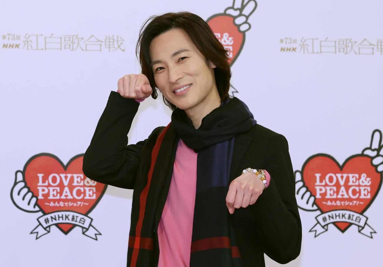 第73回NHK紅白歌合戦リハーサルの囲み取材できつねポーズを披露する山内惠介（代表撮影）