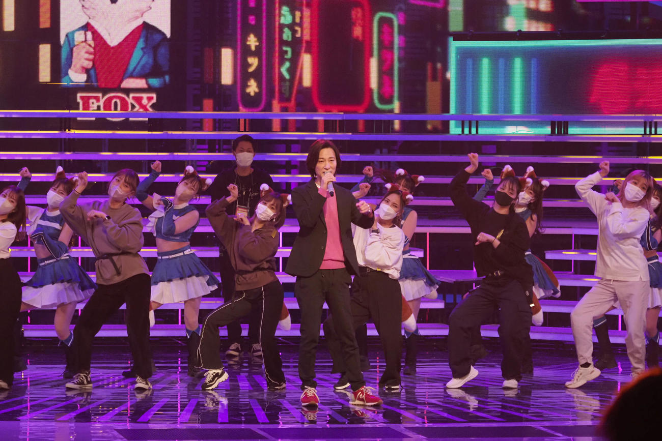 第73回NHK紅白歌合戦のリハーサルできつねダンスを披露したファイターズガールと共演する山内惠介