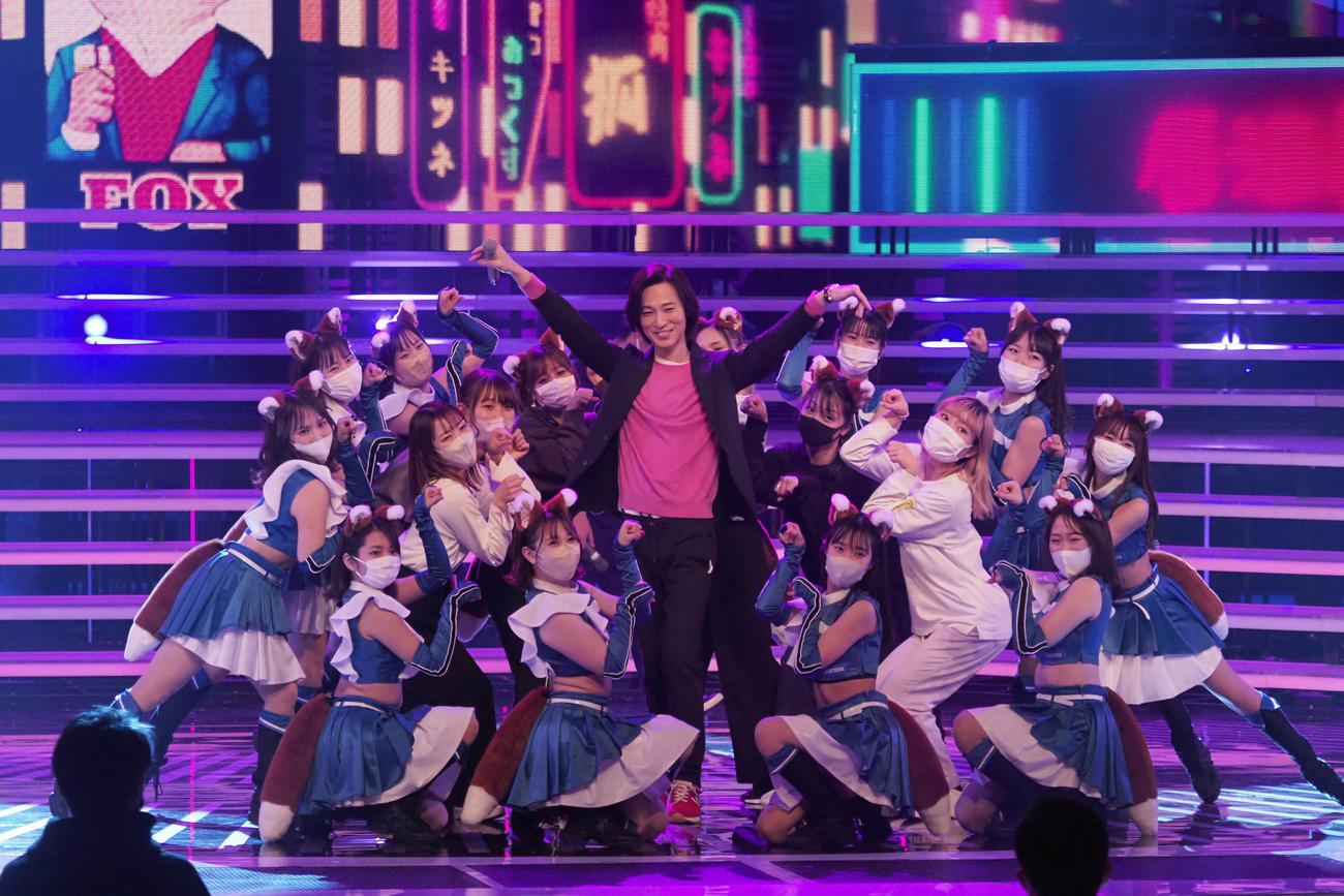 第73回NHK紅白歌合戦のリハーサルできつねダンスを披露したファイターズガールと共演する山内惠介