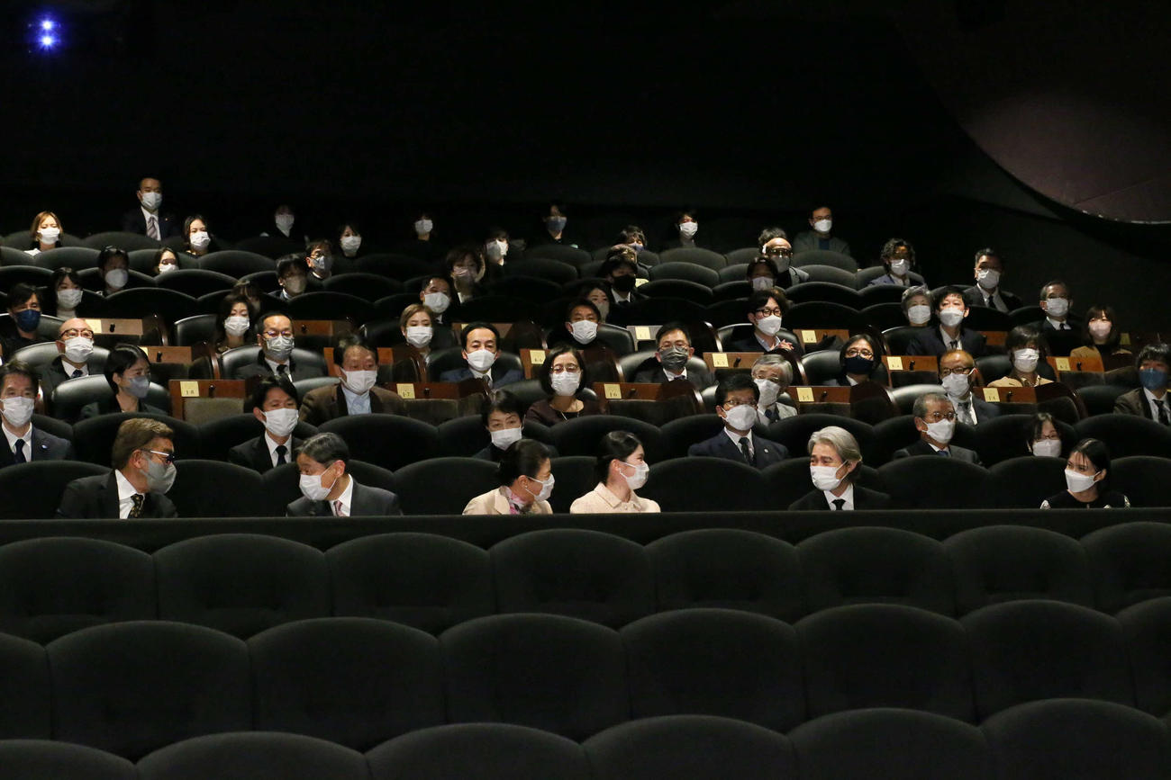 映画「Dr.コトー診療所」地域医療支援チャリティー上映会に出席した、左から中江功監督、天皇、皇后両陛下と愛子さま、吉岡秀隆、柴咲コウ