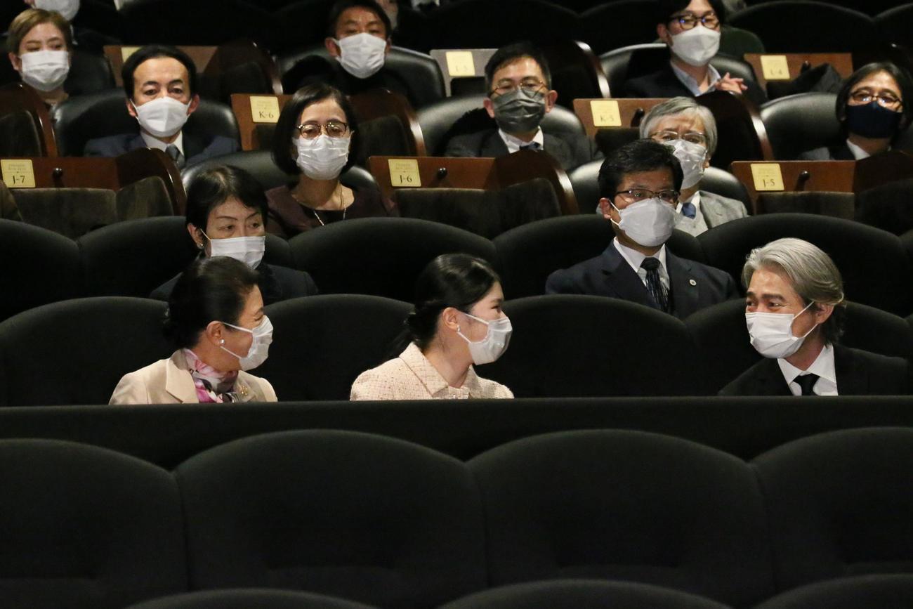 映画「Dr.コトー診療所」地域医療支援チャリティー上映会で、皇后陛下と愛子さまと話をする吉岡秀隆