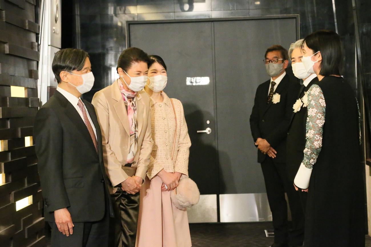 映画「Dr.コトー診療所」地域医療支援チャリティー上映会に出席した天皇、皇后両陛下、愛子さまを出迎える中江功監督、吉岡秀隆、柴咲コウ