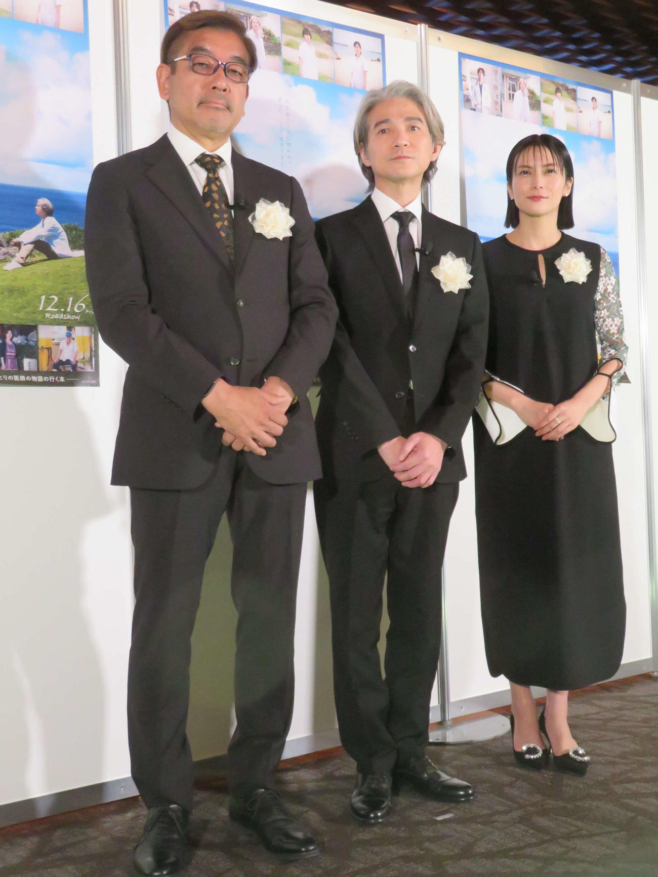 映画「Dr.コトー診療所」地域医療支援チャリティー上映会後に囲み取材に応じた、左から中江功監督、吉岡秀隆、柴咲コウ（撮影・村上幸将）