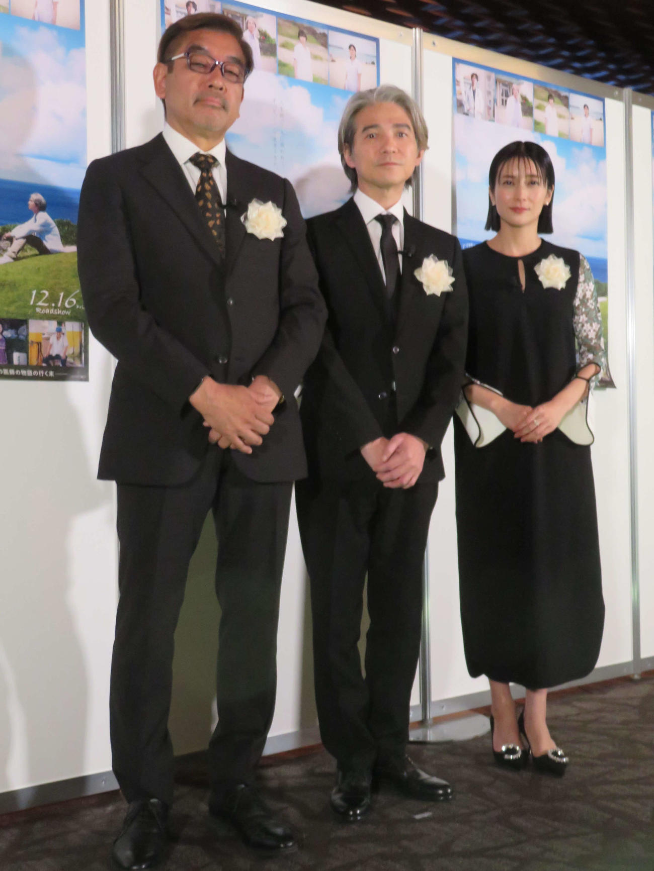 映画「Dr.コトー診療所」地域医療支援チャリティー上映会後に囲み取材に応じた、左から中江功監督、吉岡秀隆、柴咲コウ（撮影・村上幸将）