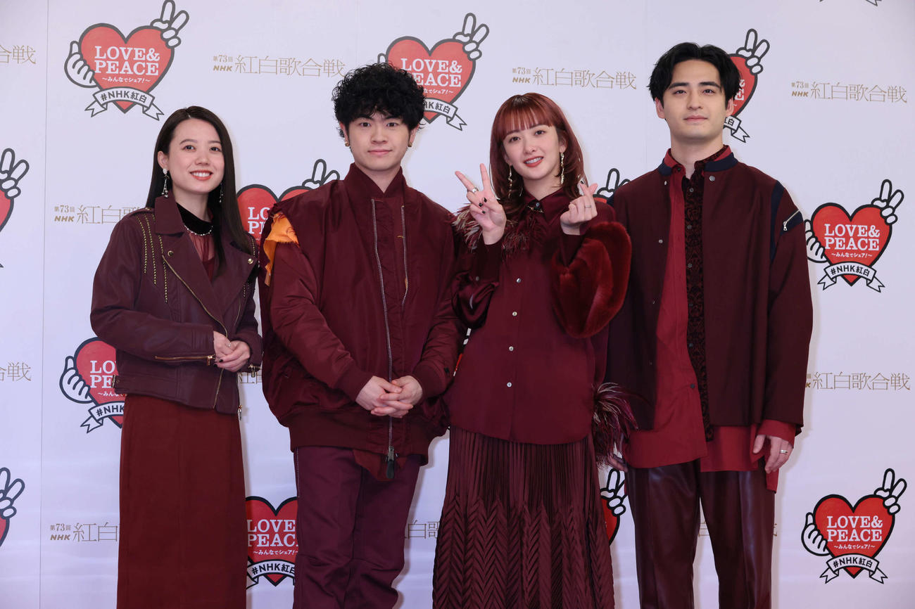 第73回NHK紅白歌合戦のリハーサルで取材に応じる緑黄色社会。左からpeppe、穴見真吾、長屋晴子、小林壱誓（代表撮影）