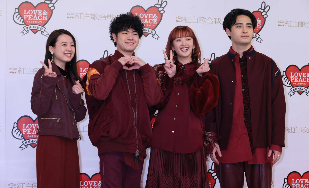 第73回NHK紅白歌合戦のリハーサルで取材に応じる緑黄色社会。左からpeppe、穴見真吾、長屋晴子、小林壱誓（代表撮影）