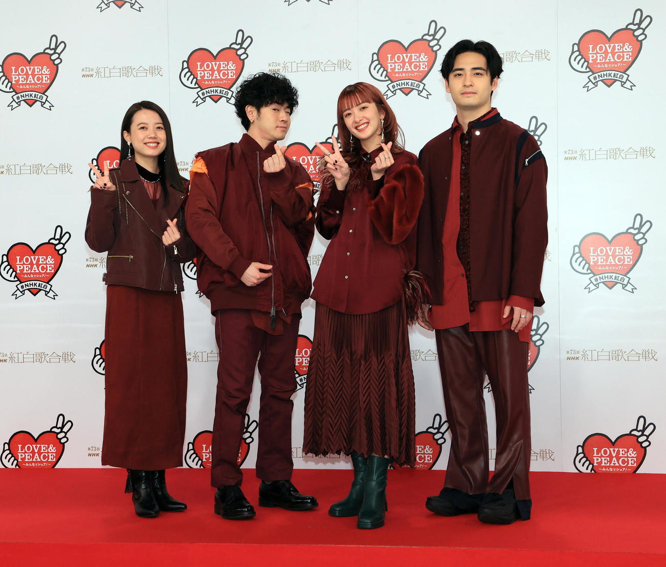 「第73回NHK紅白歌合戦」リハーサルでフォトセッションに臨む緑黄色社会の、左からpeppe、穴見真吾、長屋晴子、小林壱誓（代表撮影）