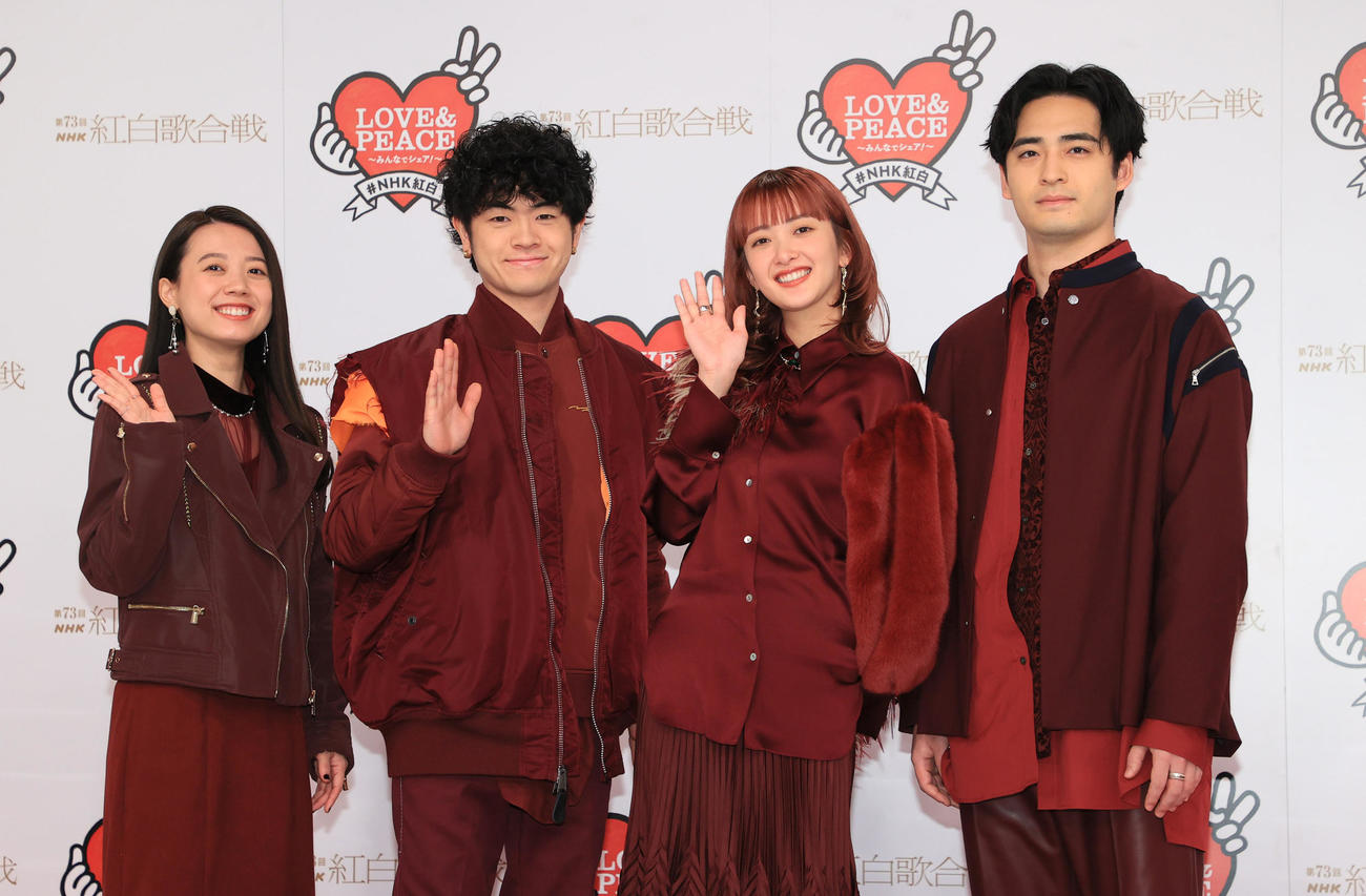 「第73回NHK紅白歌合戦」リハーサルでフォトセッションに臨む緑黄色社会の、左からpeppe、穴見真吾、長屋晴子、小林壱誓（代表撮影）