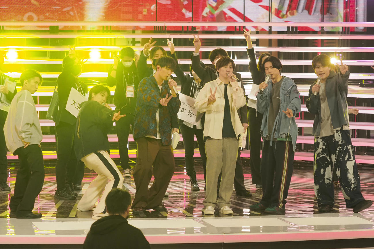 音合わせするSixTONES。前列左から田中樹、高地優吾、ジェシー、京本大我、松村北斗、森本慎太郎