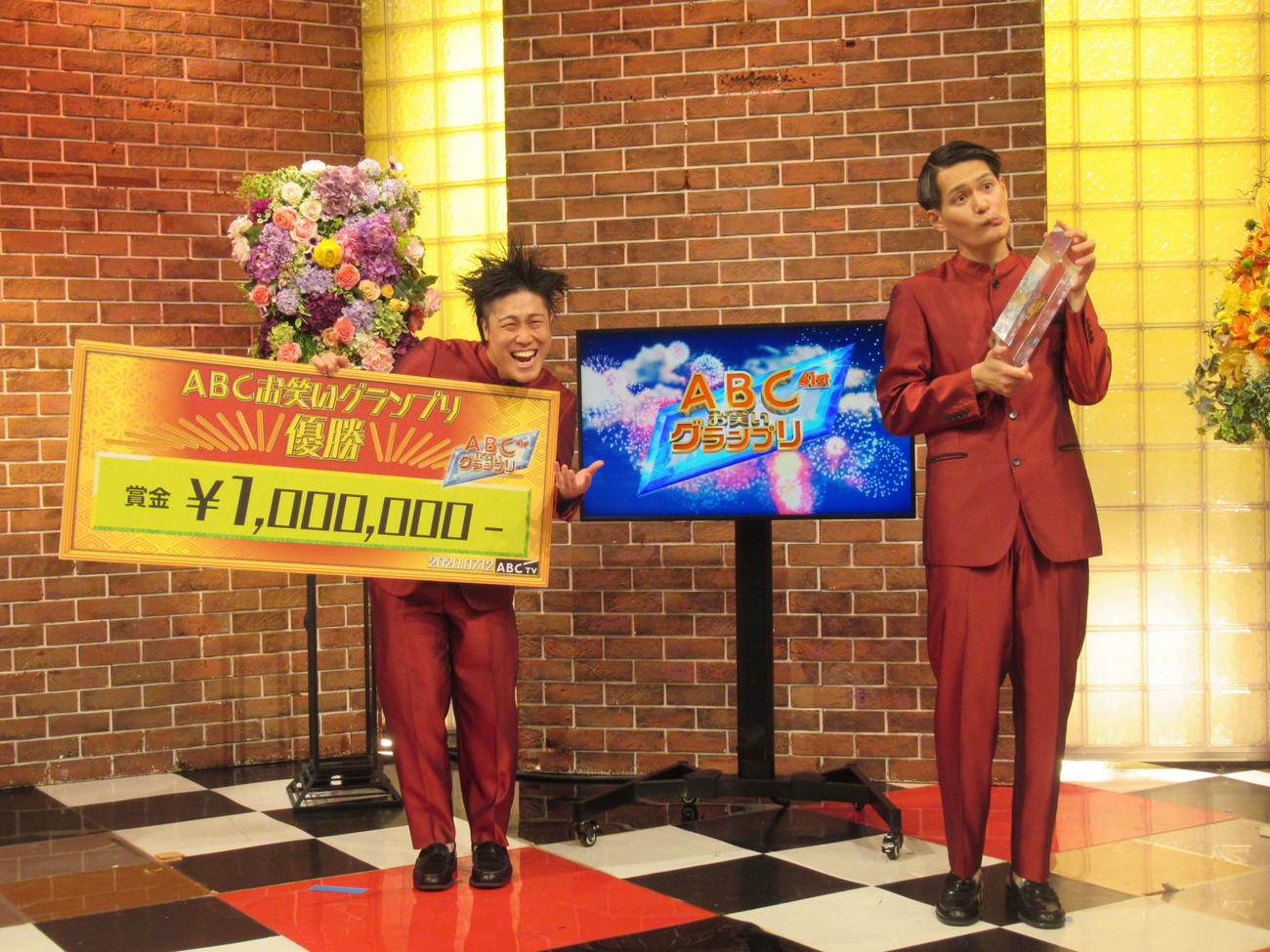 2020年7月、「ABCお笑いグランプリ」で優勝したコウテイの下田真生（左）と九条ジョー