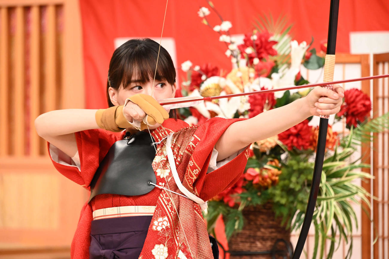 23年元日の「笑点　お正月だよ！大喜利まつり」で破魔矢に挑戦する綾瀬はるか