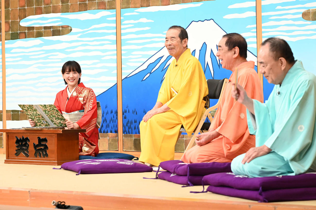 23年元日の「笑点　お正月だよ！大喜利まつり」で4年連続の単独司会を務めた綾瀬はるか（左端）と笑点メンバー