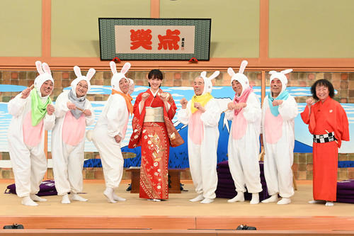 綾瀬はるか日テレ 笑点 元日特番で４年連続単独司会 大喜利のお題考案 かっぽう着姿で料理も 芸能写真ニュース 日刊スポーツ