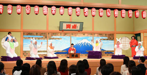 綾瀬はるか日テレ 笑点 元日特番で４年連続単独司会 大喜利のお題考案 かっぽう着姿で料理も 芸能写真ニュース 日刊スポーツ