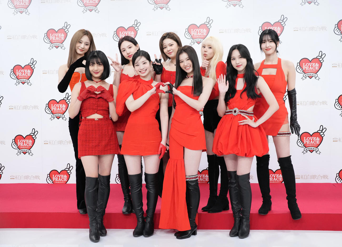 第73回NHK紅白歌合戦のリハーサルで取材に応じるTWICE。前列左からジヒョ、ダヒョン、サナ、ミナ。後列左からツウィ、ナヨン、ジョンヨン、チェヨン、モモ（代表撮影）