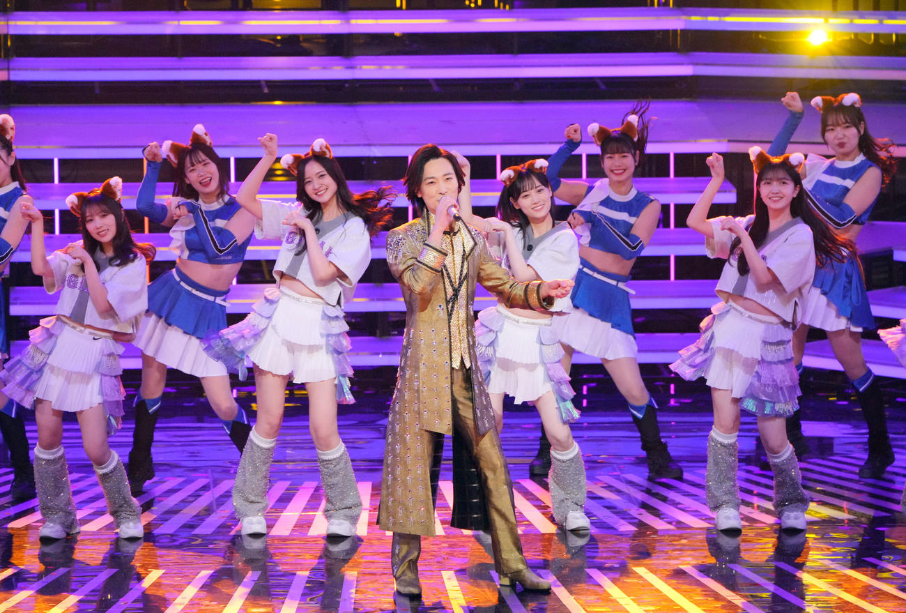 「恋する街角～きつねダンスRemix」で乃木坂46、日本ハムのファイターズガールズとコラボする山内惠介（撮影・垰建太）