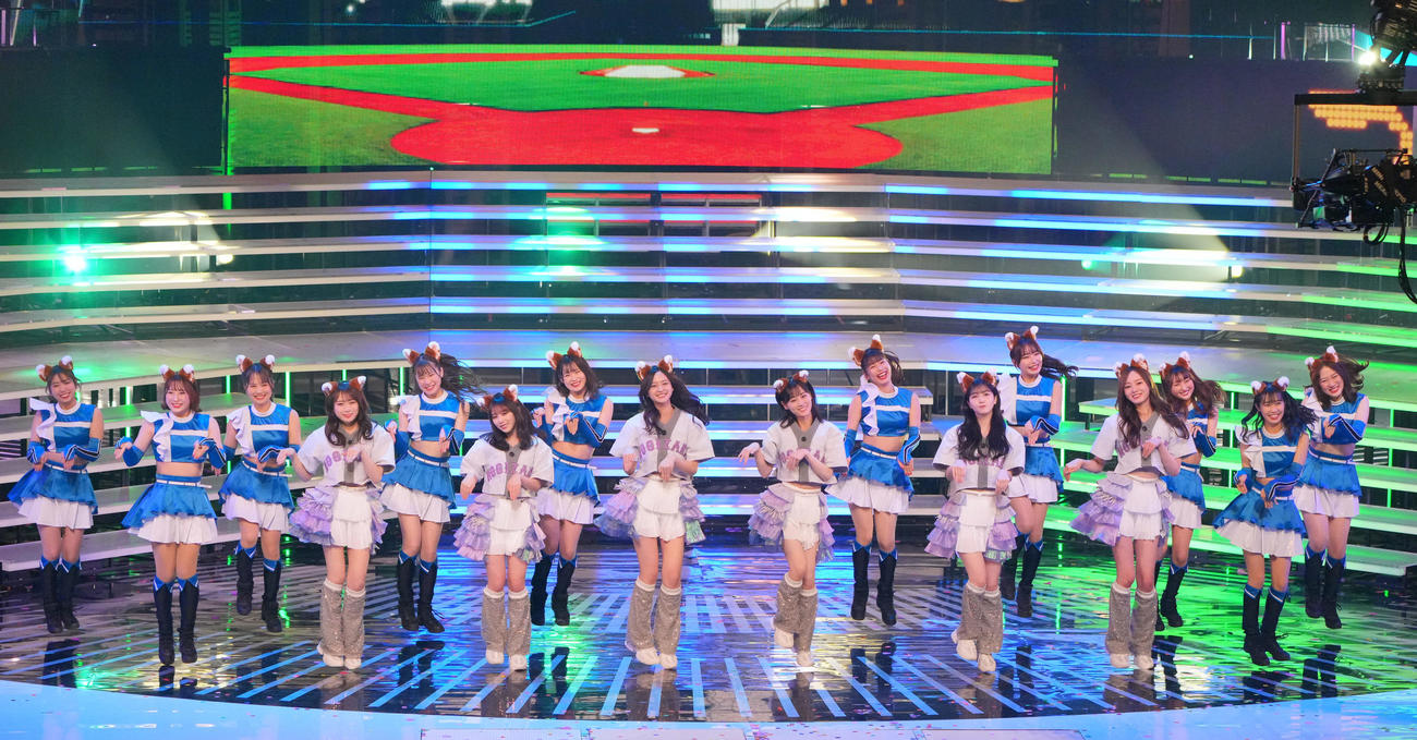 日本ハムのファイターズガールズときつねダンスを披露する乃木坂46のメンバー（撮影・垰建太）