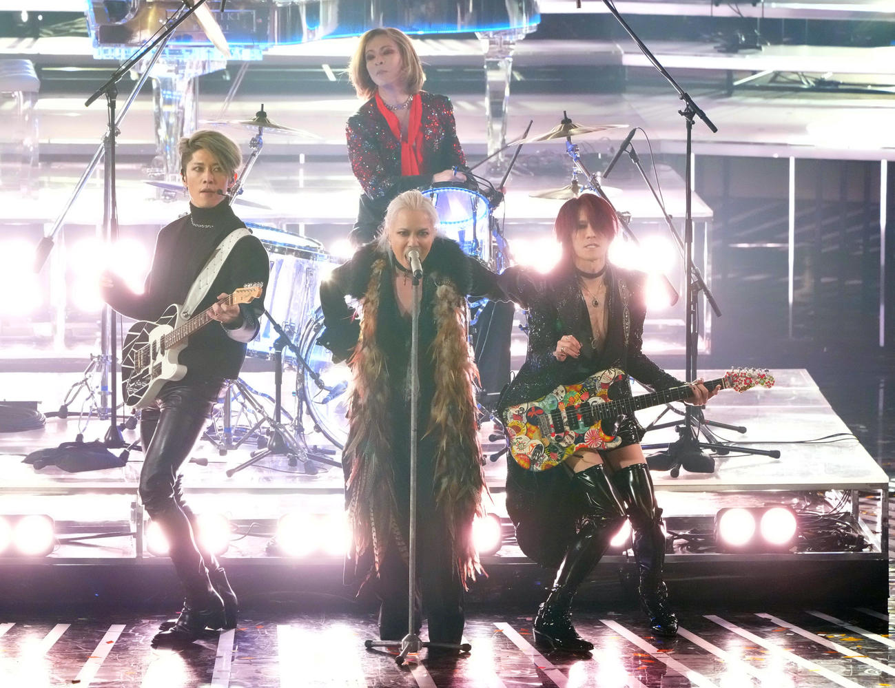 「THE　LAST　ROCKSTARS」で熱演する、左からMIYAVI、HYDE、SUGIZO、後方はYOSHIKI（撮影・垰建太）