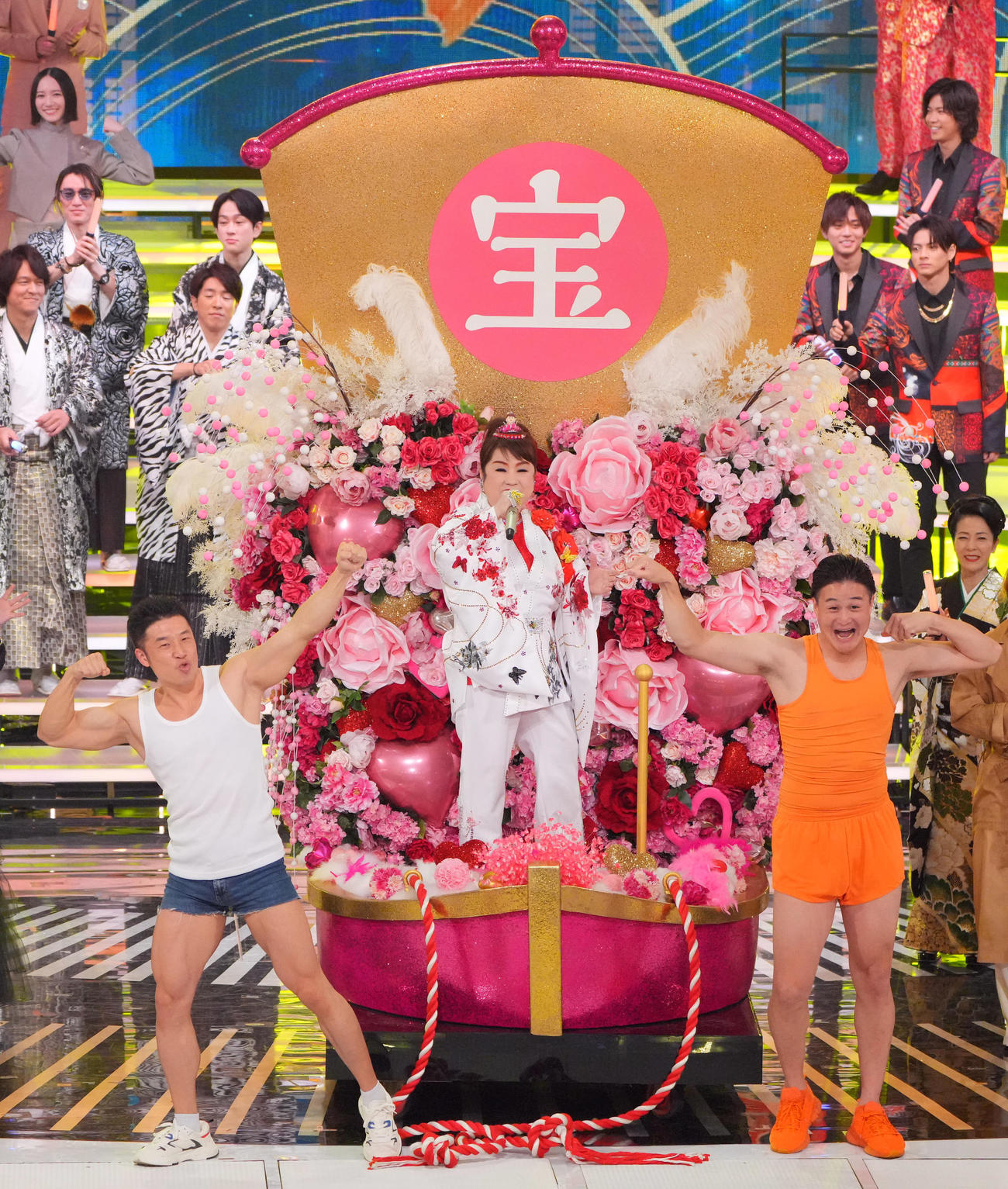 なかやまきんに君（左）とティモンディの高岸宏行（右）を引き連れ、「ソーラン祭り節」を熱唱する天童よしみ（撮影・垰建太）