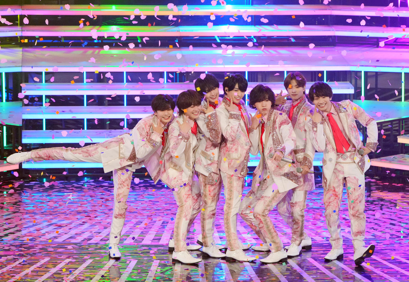 「初心LOVE」を熱唱するなにわ男子（撮影・垰建太）