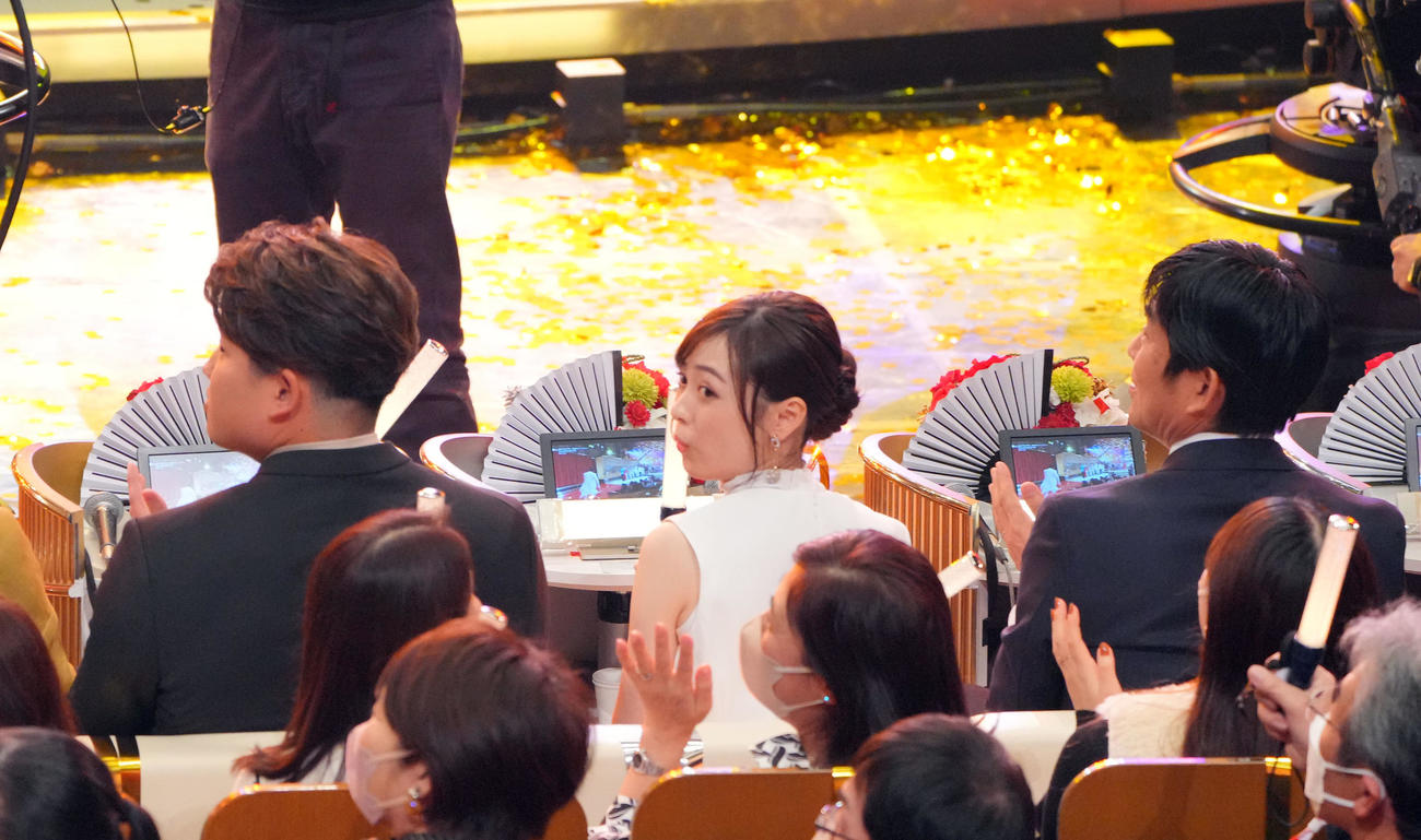 ゲスト審査員を勤める、左から村上、福原遥、森保監督（撮影・垰建太）