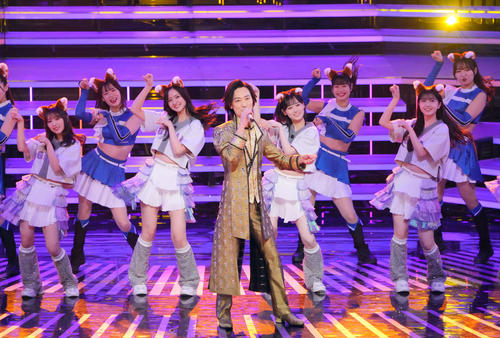 「恋する街角～きつねダンスRemix」で乃木坂46、日本ハムのファイターズガールズとコラボする山内惠介（撮影・垰建太）
