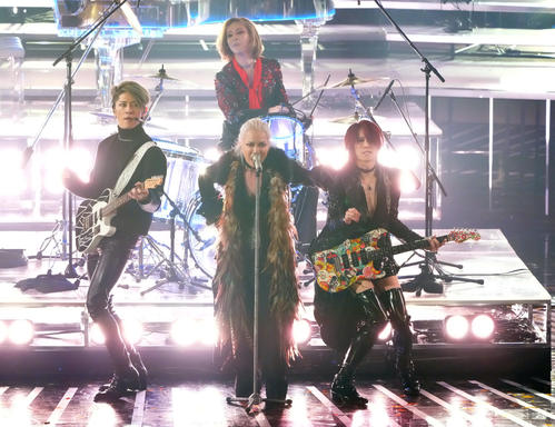 「THE　LAST　ROCKSTARS」で熱演する、左からMIYAVI、HYDE、SUGIZO、後方はYOSHIKI（撮影・垰建太）
