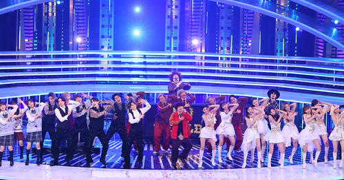 「Habit」でNiziU（右側）らのメンバーらとダンスを披露するSEKAI NO OWARI（撮影・垰建太）