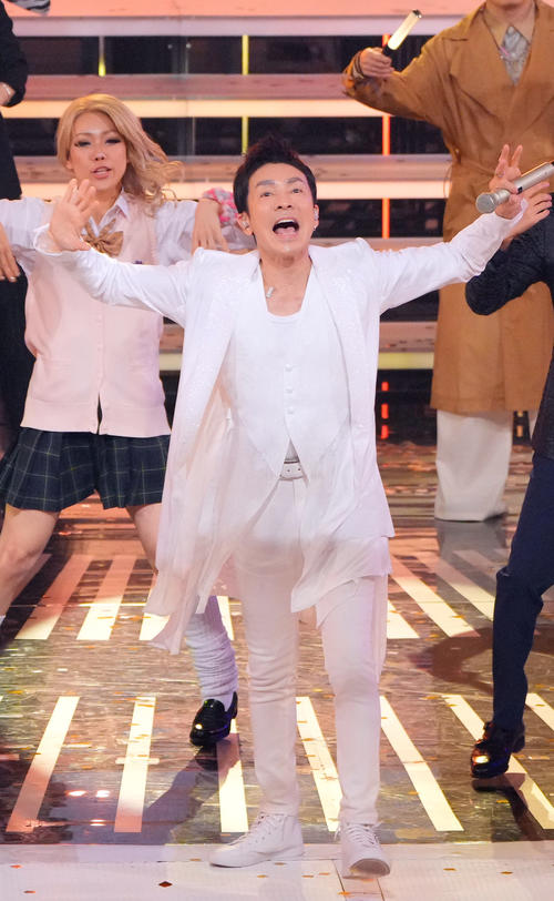 「GO！GO！50周年メドレー」を披露する郷ひろみ（撮影・垰建太）