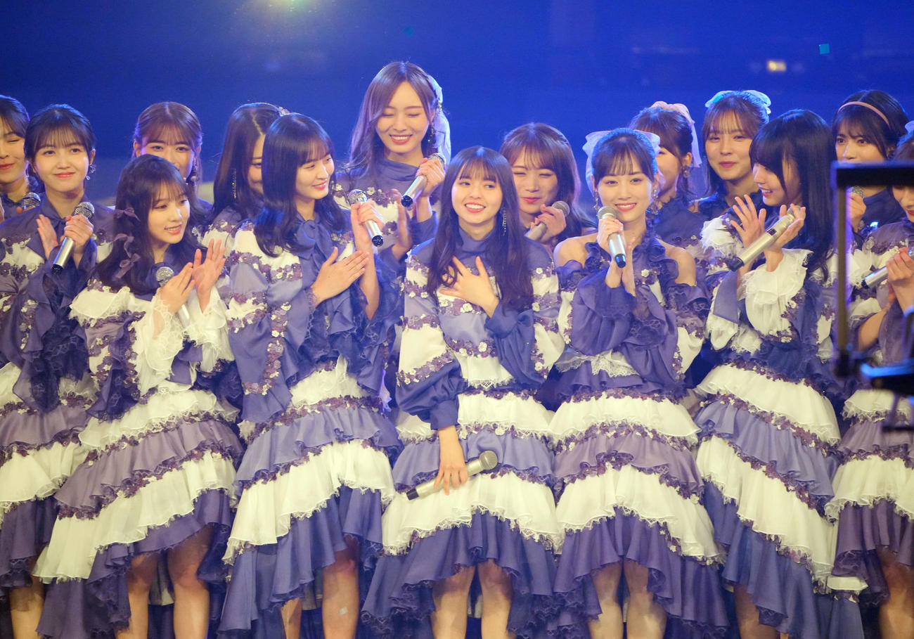 「裸足でSummer」を歌い終え、胸いっぱいの表情の齋藤飛鳥（中央）ら乃木坂46（撮影・垰建太）