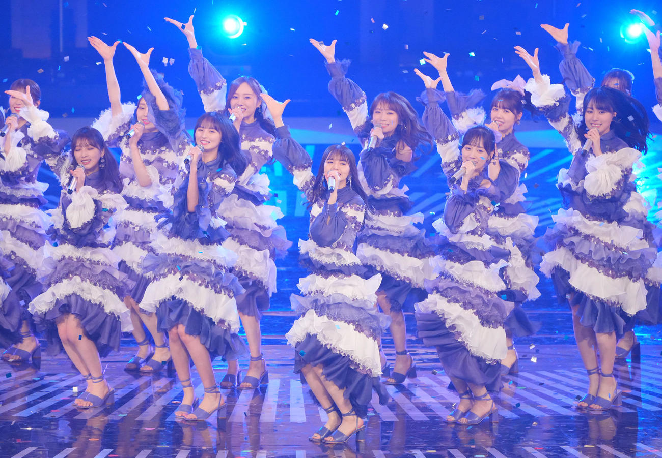 「裸足でSummer」を披露する齋藤飛鳥（中央）ら乃木坂46（撮影・垰建太）
