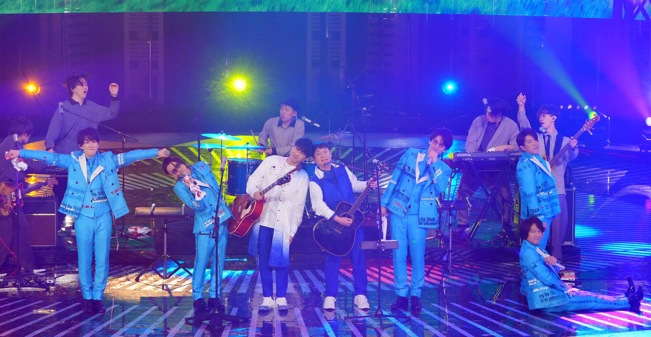 ゆずといっしょに「T．W．L」を熱唱する関ジャニ∞（撮影・垰建太）