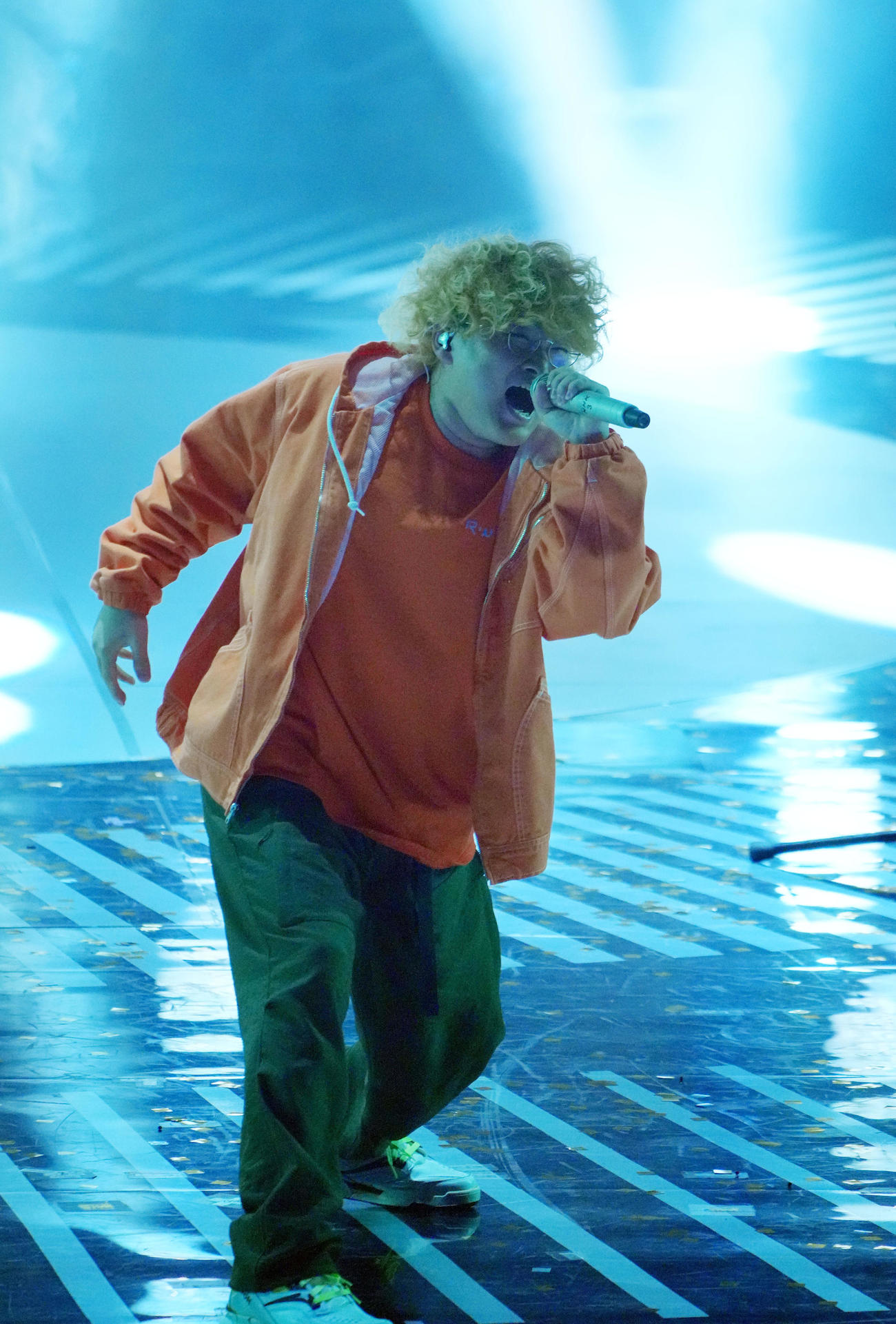 「怪獣の花唄」を披露するVaundy（撮影・垰建太）