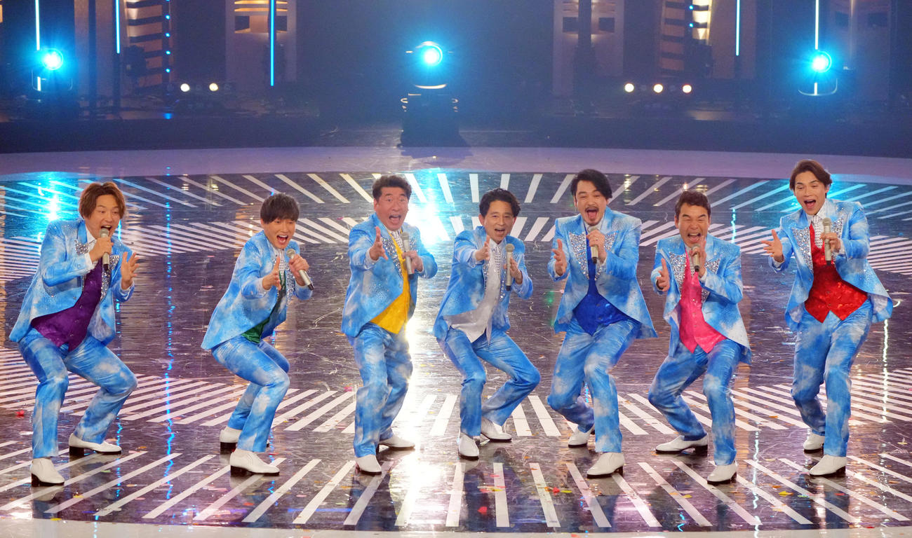 「プロポーズ～白い雲のように」を歌う、左から純烈の酒井一圭、後上翔太、ダチョウ〓（人ベンに貝の目が組のツクリ）楽部の寺門ジモン、有吉弘行、小田井涼平、肥後克広、白川裕二郎（撮影・垰建太）