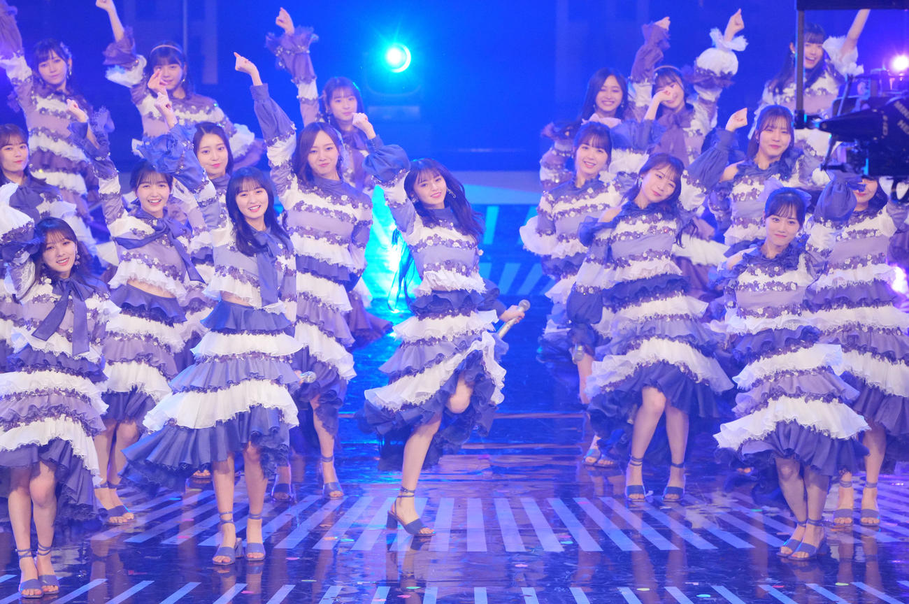 「裸足でSummer」を披露する齋藤飛鳥（中央）ら乃木坂46（撮影・垰建太）