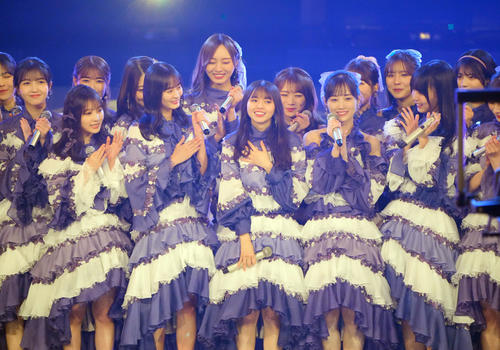 「裸足でSummer」を歌い終え、胸いっぱいの表情の齋藤飛鳥(中央)ら乃木坂46(撮影・垰建太)