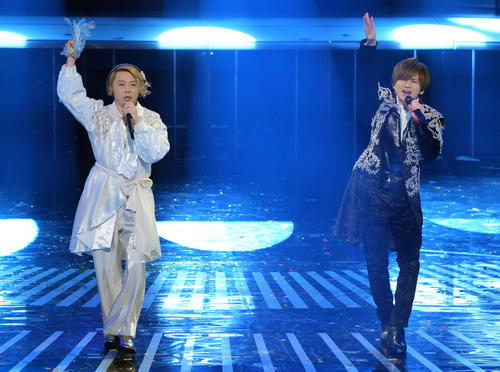 「25th Anniversary Medley」を披露するKinKi Kids(撮影・垰建太)
