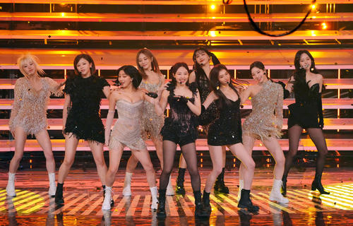 「Celebrate」を披露するTWICE(撮影・垰建太)