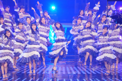 「裸足でSummer」を披露する齋藤飛鳥(中央)ら乃木坂46(撮影・垰建太)