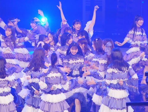 「裸足でSummer」で花道を駆け抜ける齋藤飛鳥(中央)ら乃木坂46(撮影・垰建太)