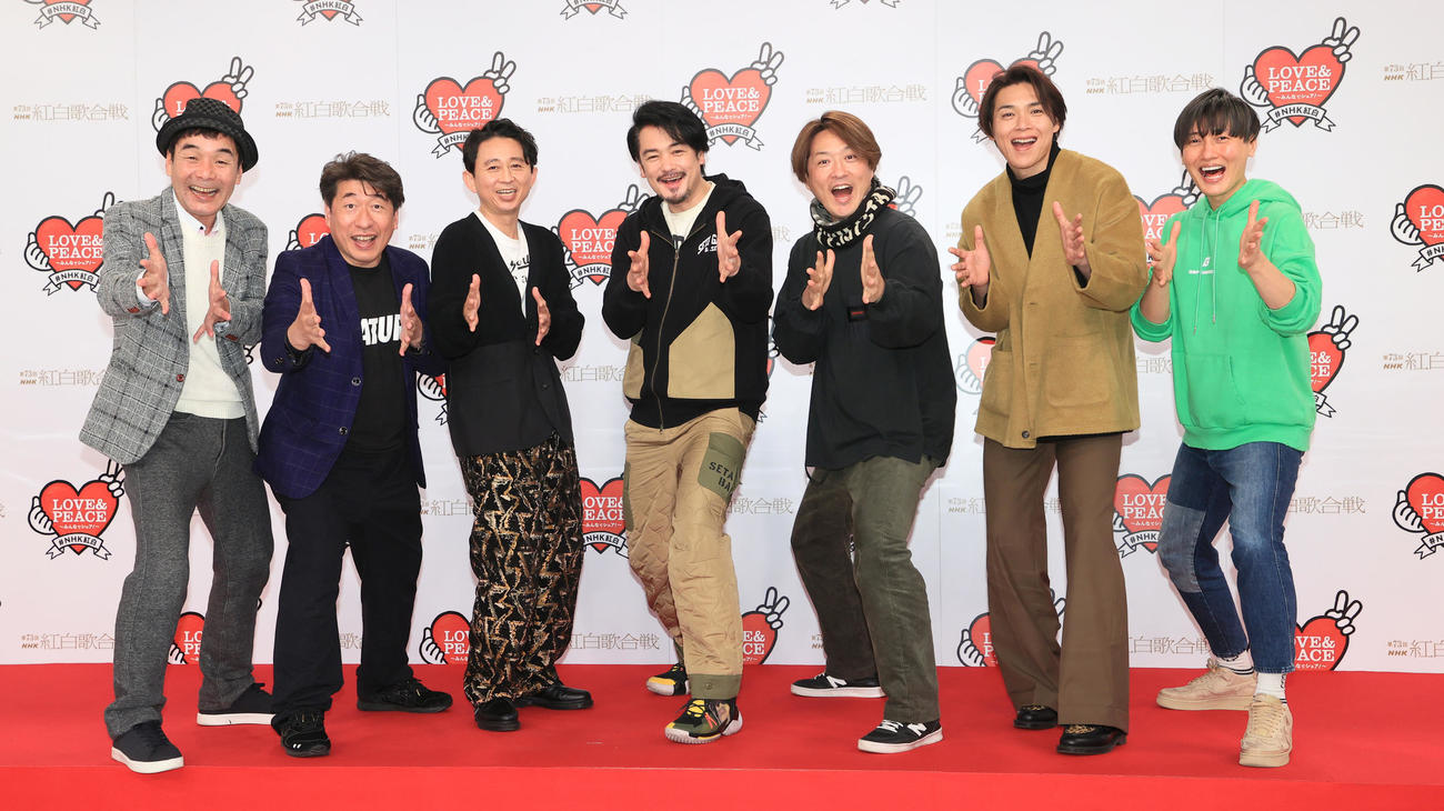 「第73回NHK紅白歌合戦」リハーサルでフォトセッションに臨む、左からダチョウ倶楽部の肥後克広、寺門ジモン、有吉弘行、純烈の小田井涼平、酒井一圭、白川裕二郎、後上翔（代表撮影）