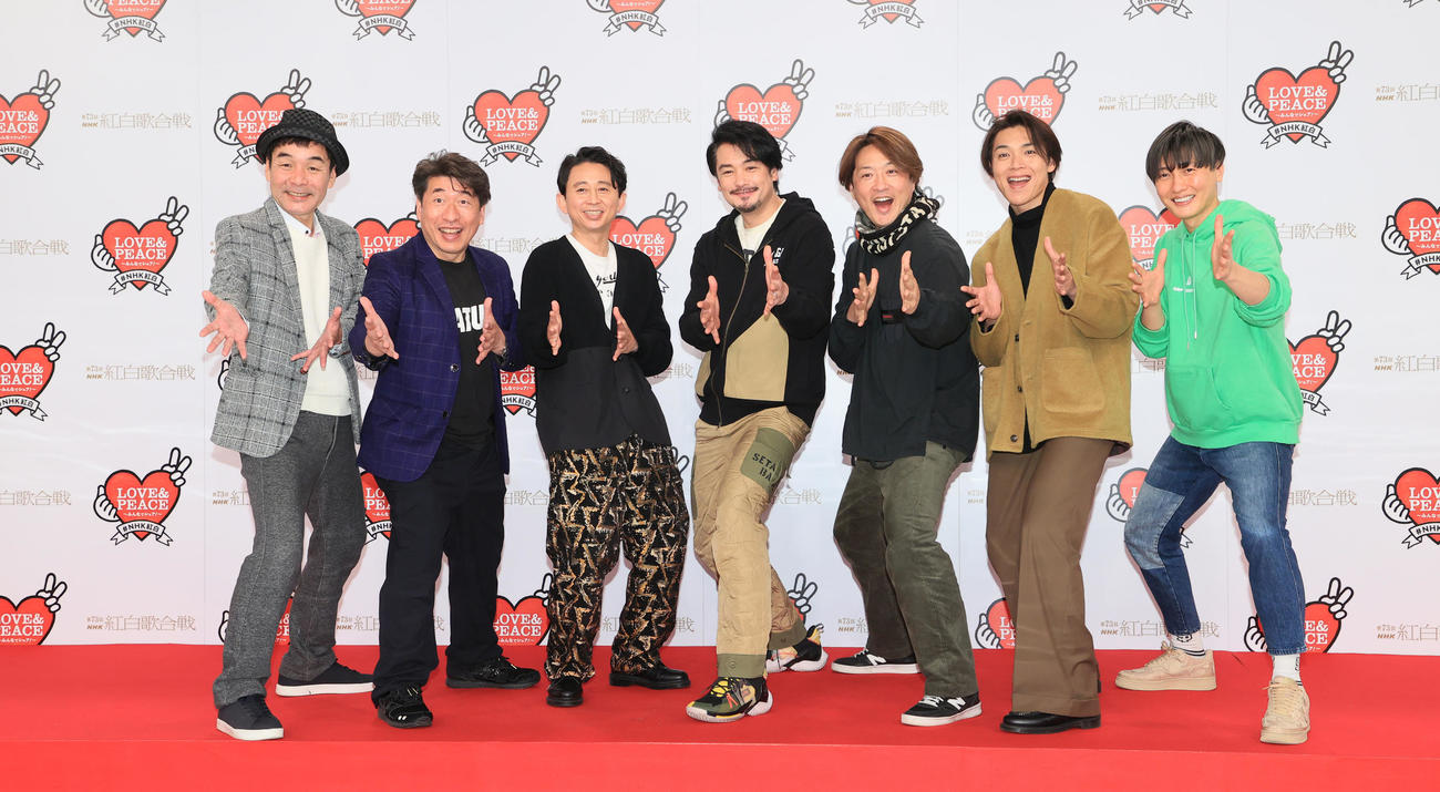 「第73回NHK紅白歌合戦」リハーサルでフォトセッションに臨む、左からダチョウ倶楽部の肥後克広、寺門ジモン、有吉弘行、純烈の小田井涼平、酒井一圭、白川裕二郎、後上翔（代表撮影）